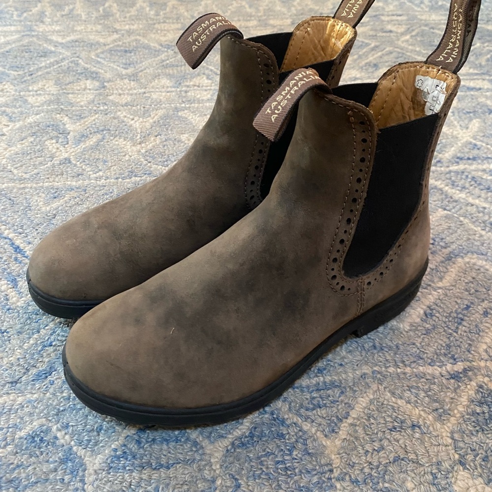 Blundstone Women Original High Top Boots (size 8.5, rustic brown)